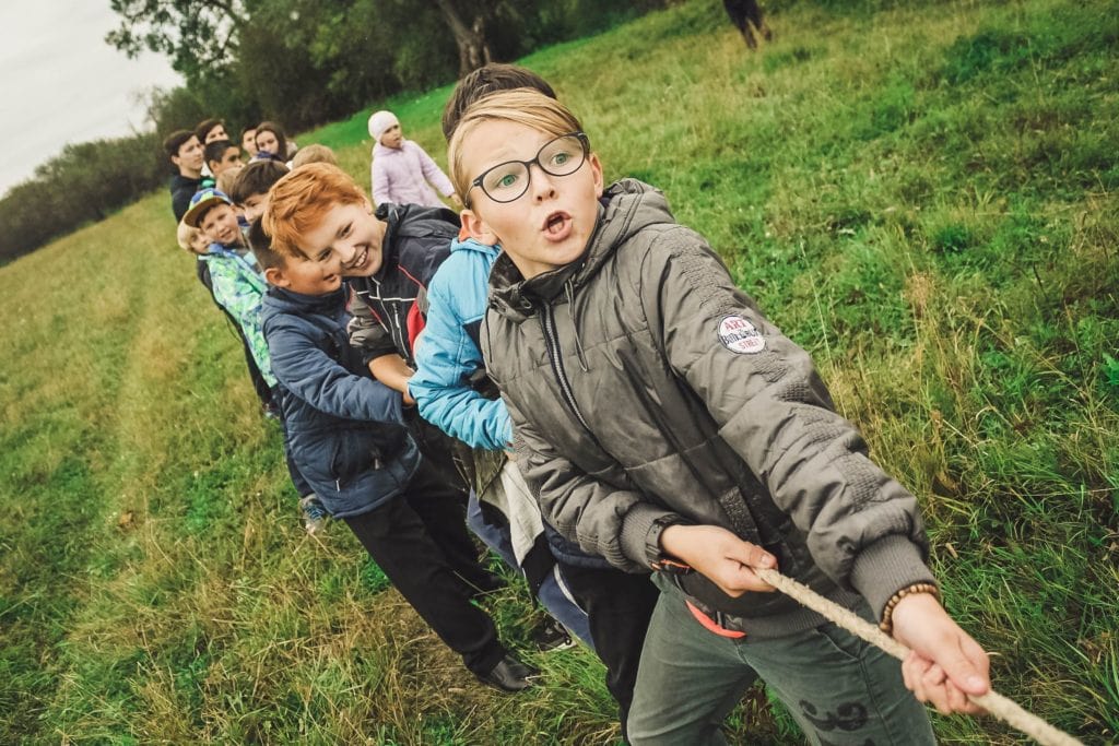 middle school kids tug of war